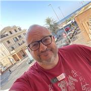 Laureato in scienze politiche e relazioni internazionali, impartisce lezioni di storia moderna e contemporanea